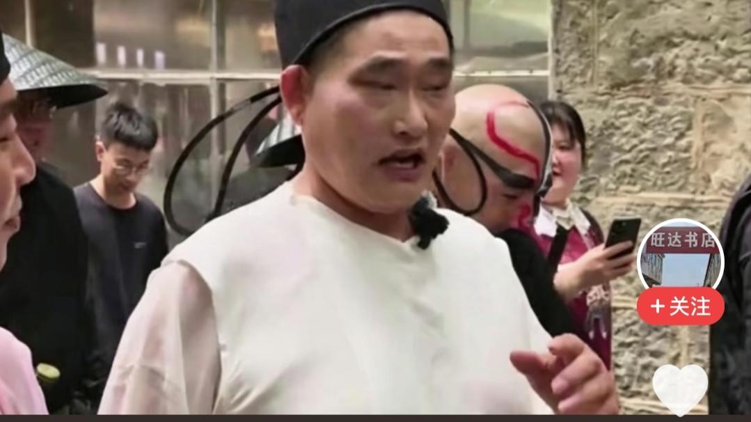 农民有自己多方面的生财之路，朱大衣现身说法，通过自己广哼唱几首老掉牙的歌，就能积