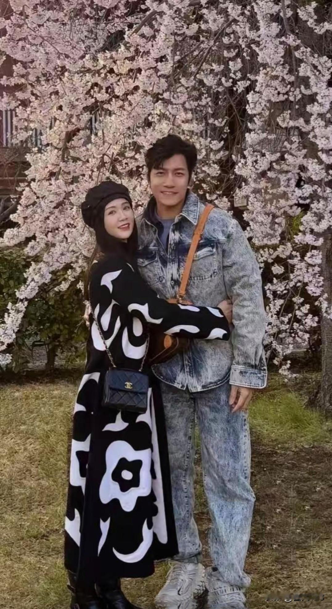 47岁陈乔恩和老公艾伦在日本赏樱花，夫妻俩打扮时尚！
谁能想到当初不被看好的陈乔