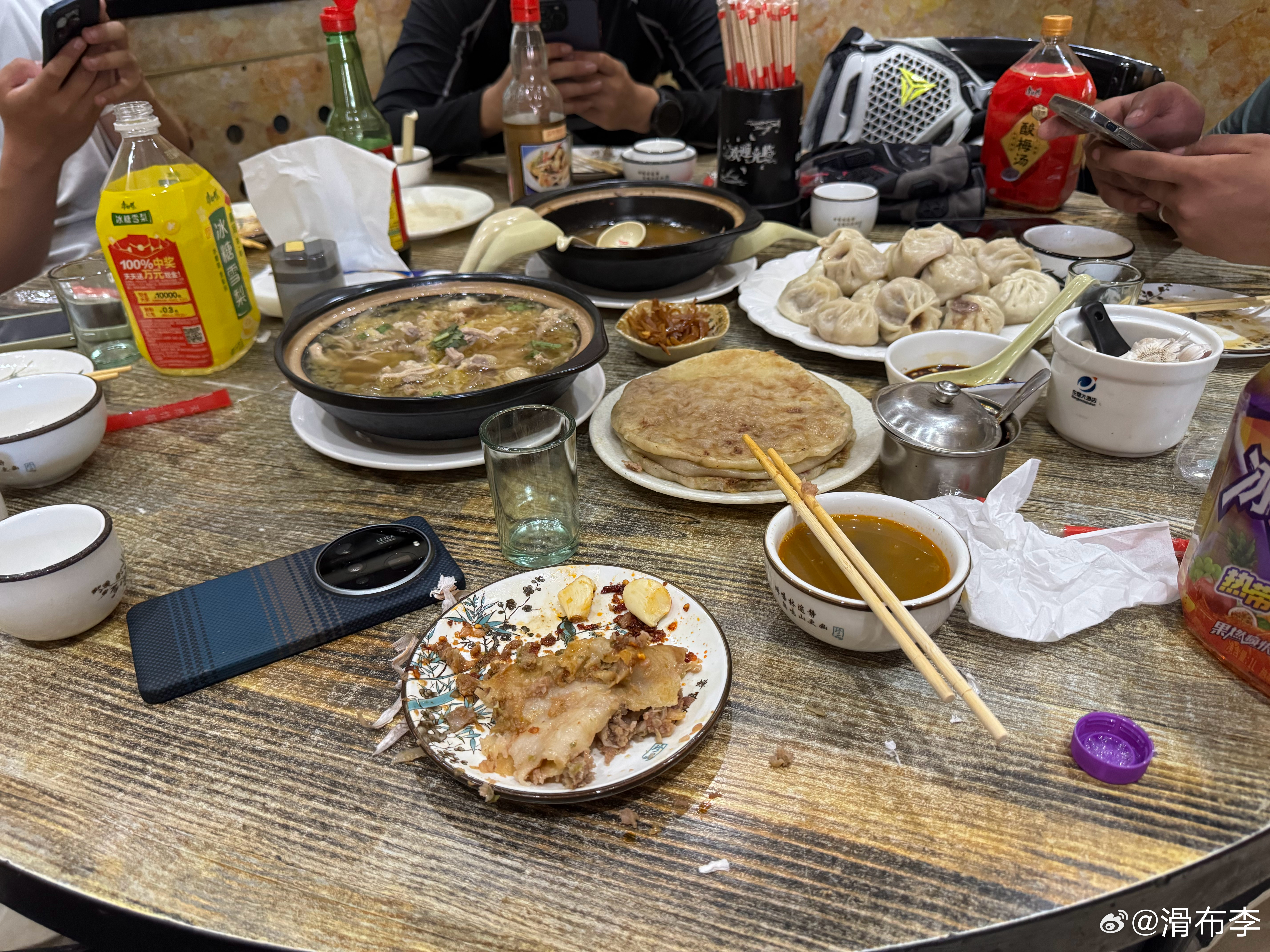 到伊敏啦，吃馅饼商量了一下，聊了聊接下来的路线规划。老郭好不容易回来一趟，决定在