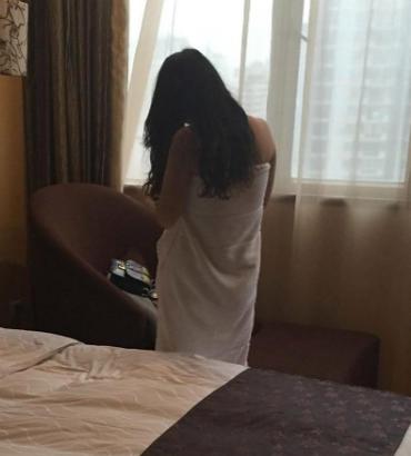 [太阳]福建福州，女子在民宿洗完澡，正一丝不挂的擦身体时，房门突然被女工作人员推