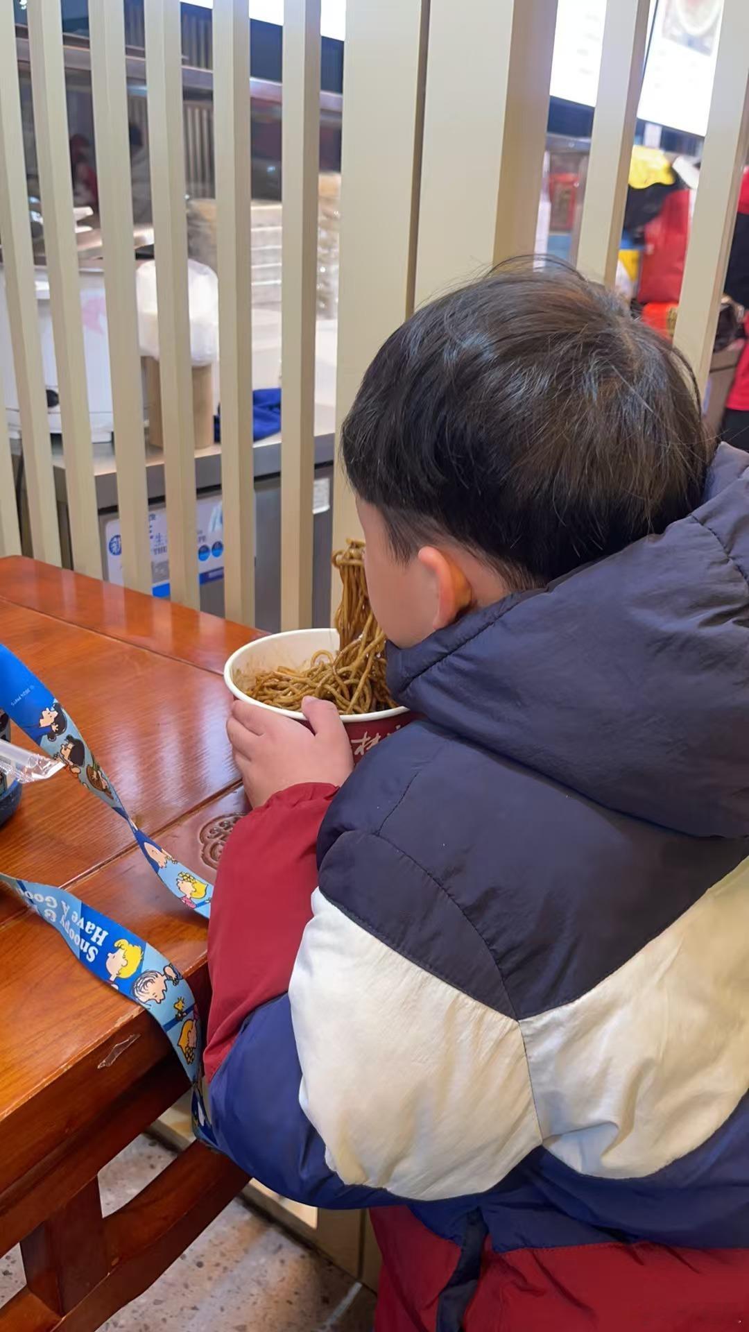 两周没看到一一了，甚是想念啊！我这激动的❤️收拾收拾去车站接一一[好喜欢][好喜