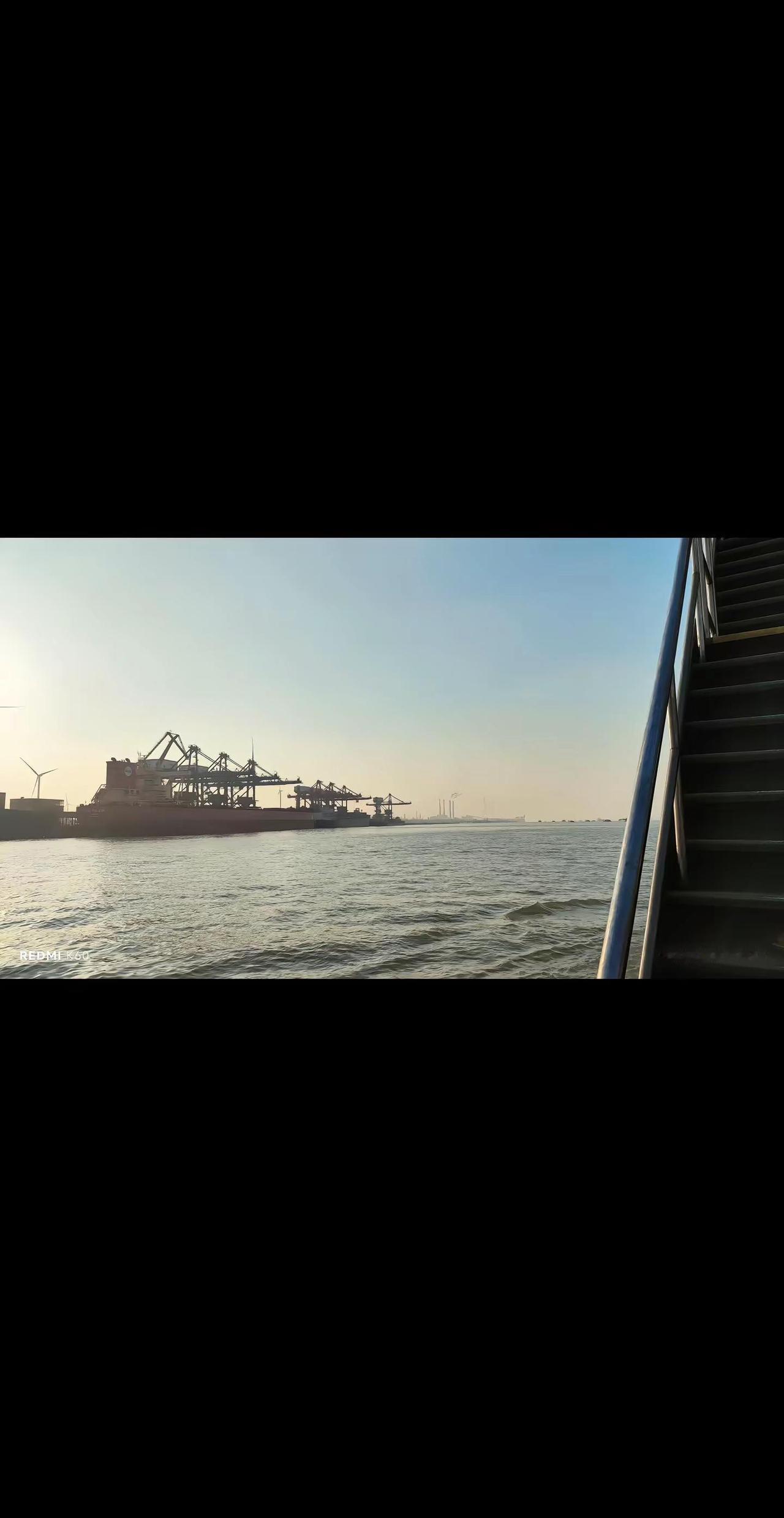 江上港湾，一睹巨轮码头的壮阔🌤。旅途随拍 行于江上，看港口巨轮停靠岸边出行记录