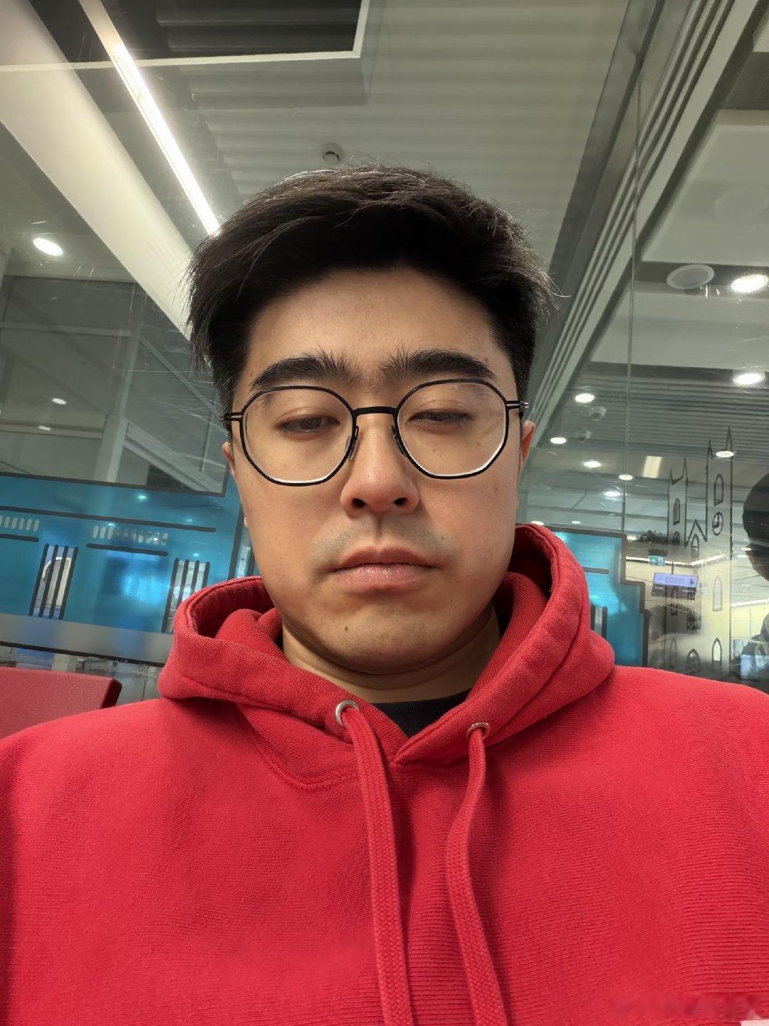 伦敦盖特维克机场里面今天没有任何可以看世界杯的地方，据说是因为防止球迷过度兴奋造