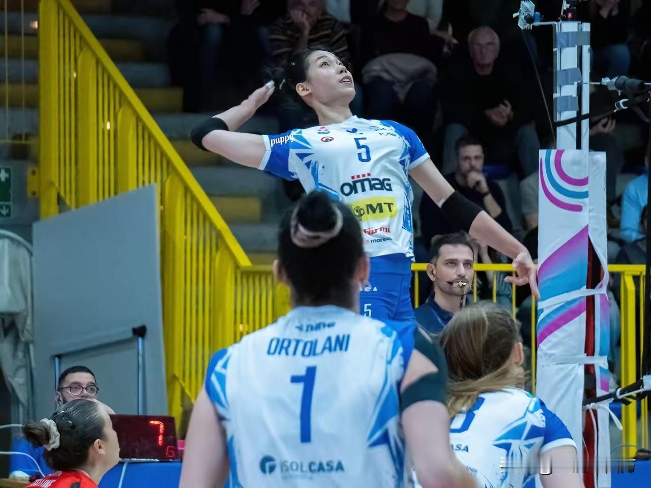 意大利女排甲级联赛第21轮，庄宇珊效力的圣乔万尼队主场25-21、25-19、2