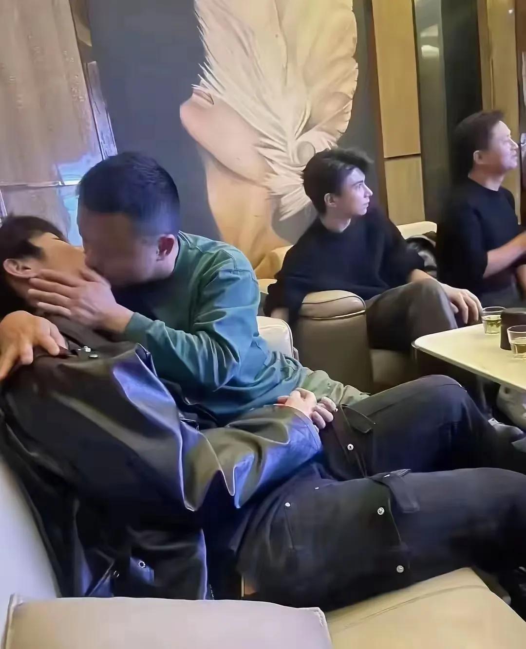 这是喝多了吗，还是另有隐情，旁边的人都见怪不怪了。假装目视前方，都懒得看他们一眼