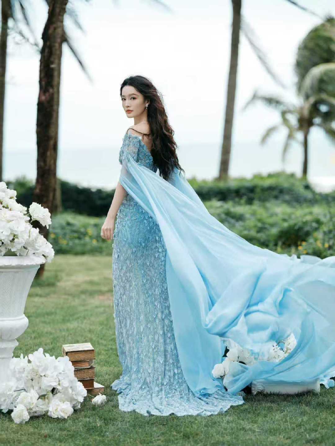 李沁ELLE红毯妆造李沁ELLE蓝色海浪  姐姐好美 ​​​