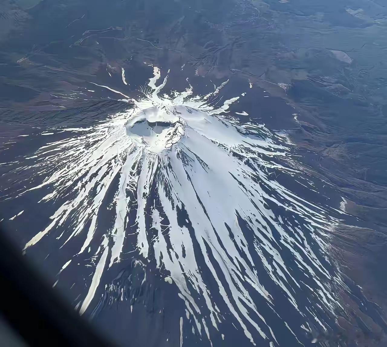 日本富士山，脚下就是东京大湾区。现在知道日本人为啥焦虑吧？