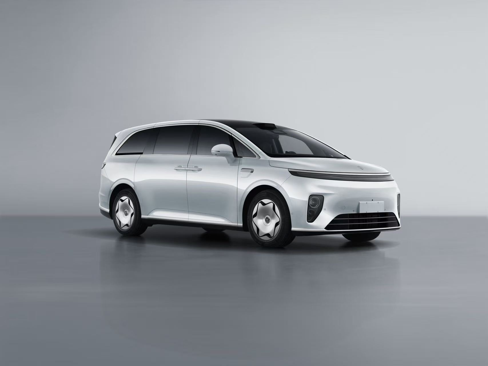 享界V8来了，5.3米、七座、增程纯电双修。鸿蒙智行的MPV阵营，从智界V9到尊