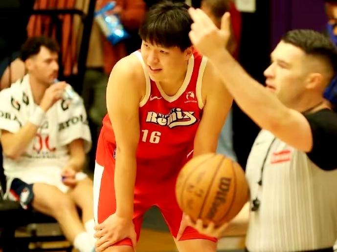 太容易，杨瀚森发展联盟轻松拿下20+7+7

杨瀚森今日代表开拓者下属球队混音队