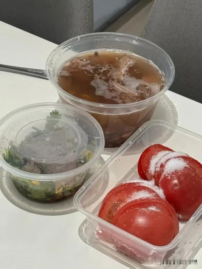 原来喜欢吃番茄撒汤的不止我一个

小时候家里不会专门买什么水果，就是种啥吃啥，有