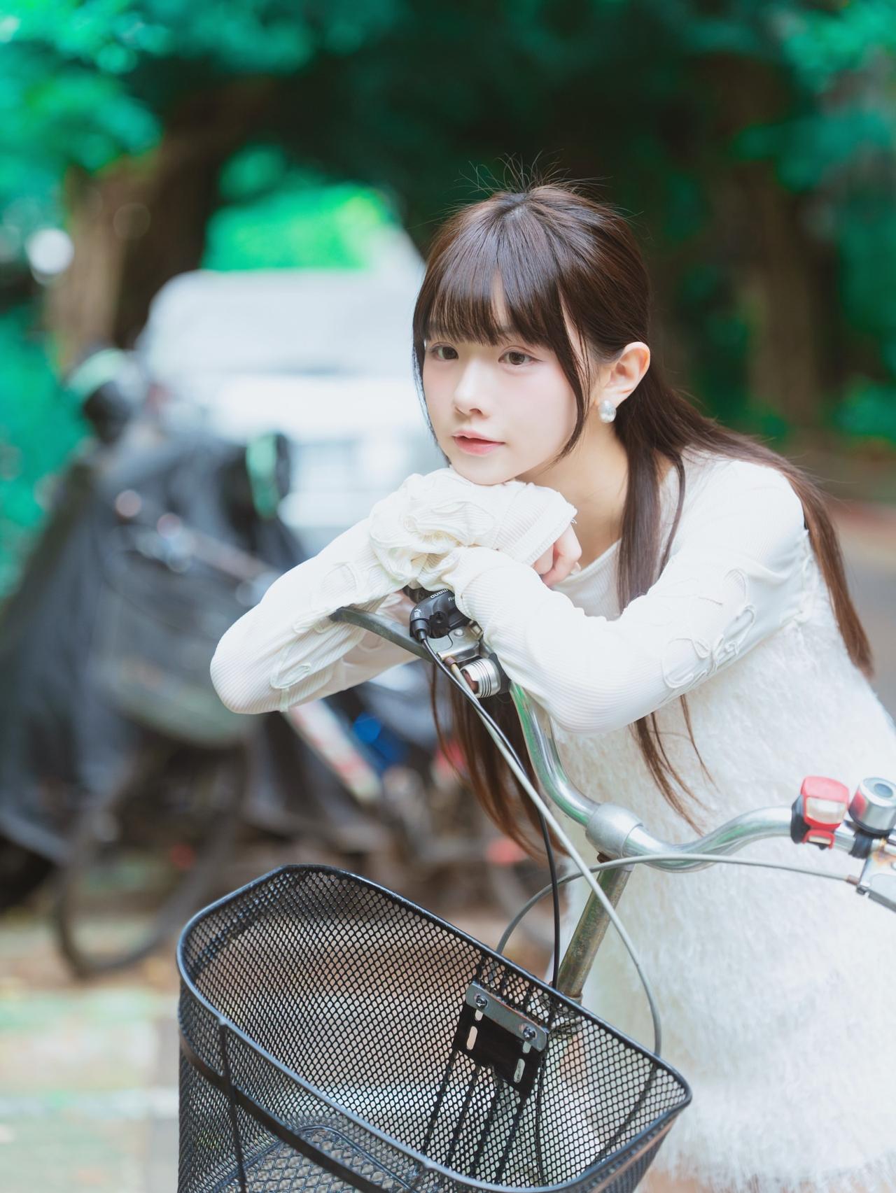 清新少女与复古单车，绿意盎然中感受宁静时光。