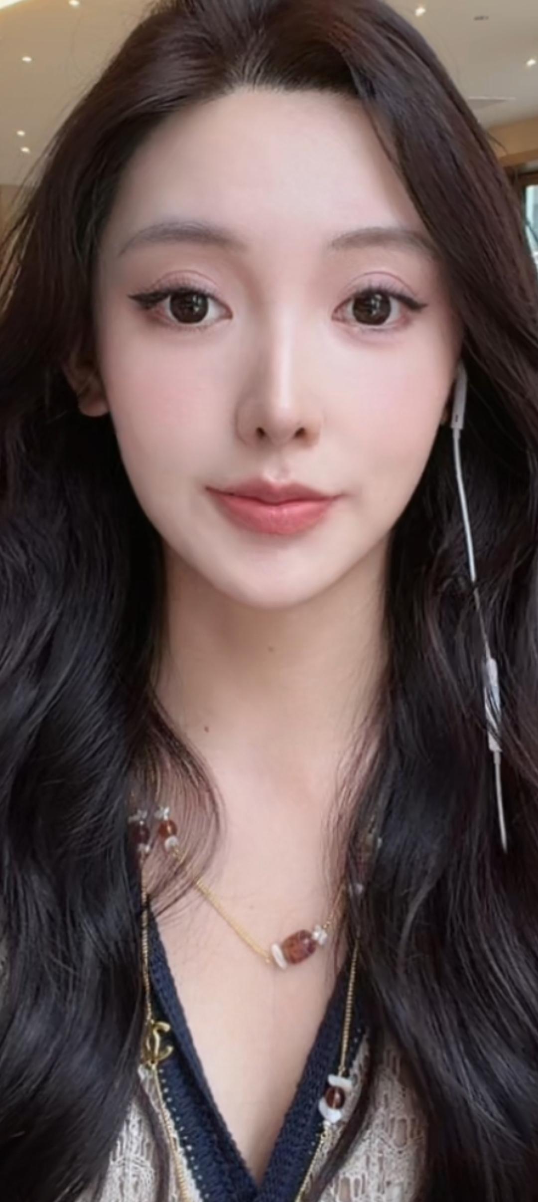 长发美女佩戴耳麦，微笑自拍。