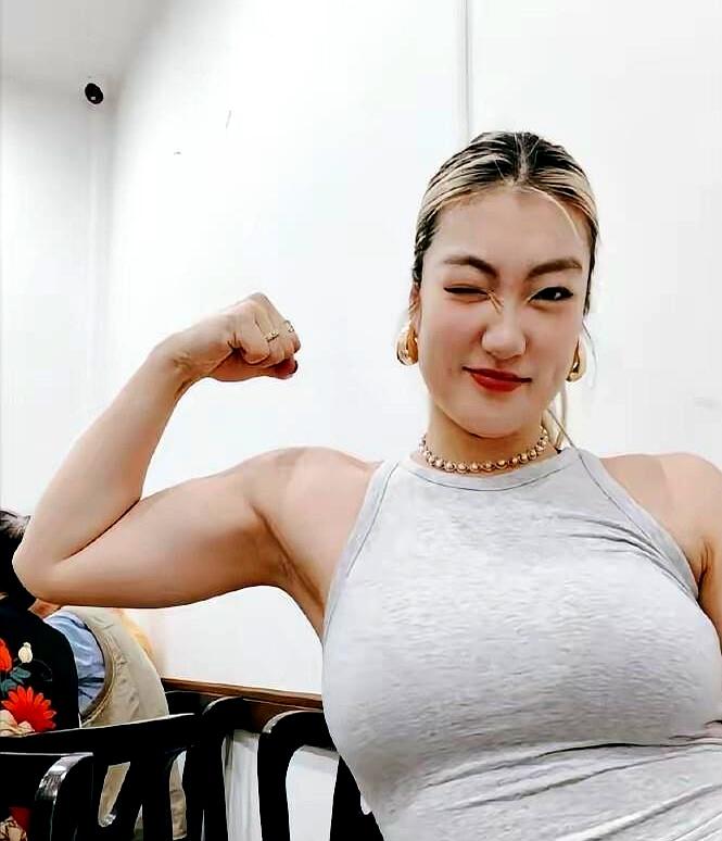 就一口月饼，评论区炸了锅。
说她脸圆了，腰没了，还有人问她到底还打不打球。
真是
