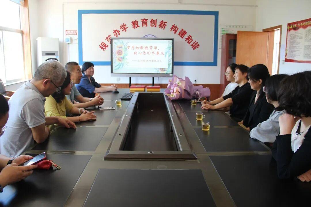 山东荣成市第二十七中学5月29日举行王利玲老师荣退仪式