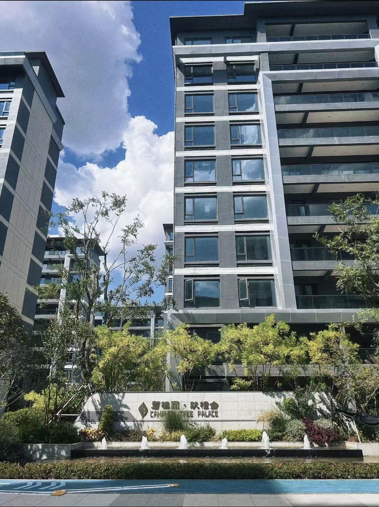 虽然碧桂目前的总负债是7679亿元，但老板杨国强现在是一点都不慌。
 
截至20