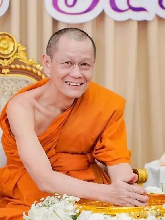 一块佛牌，巅峰时在国内卖8万到15万，比同重量的黄金贵几十倍。

9月10日之后