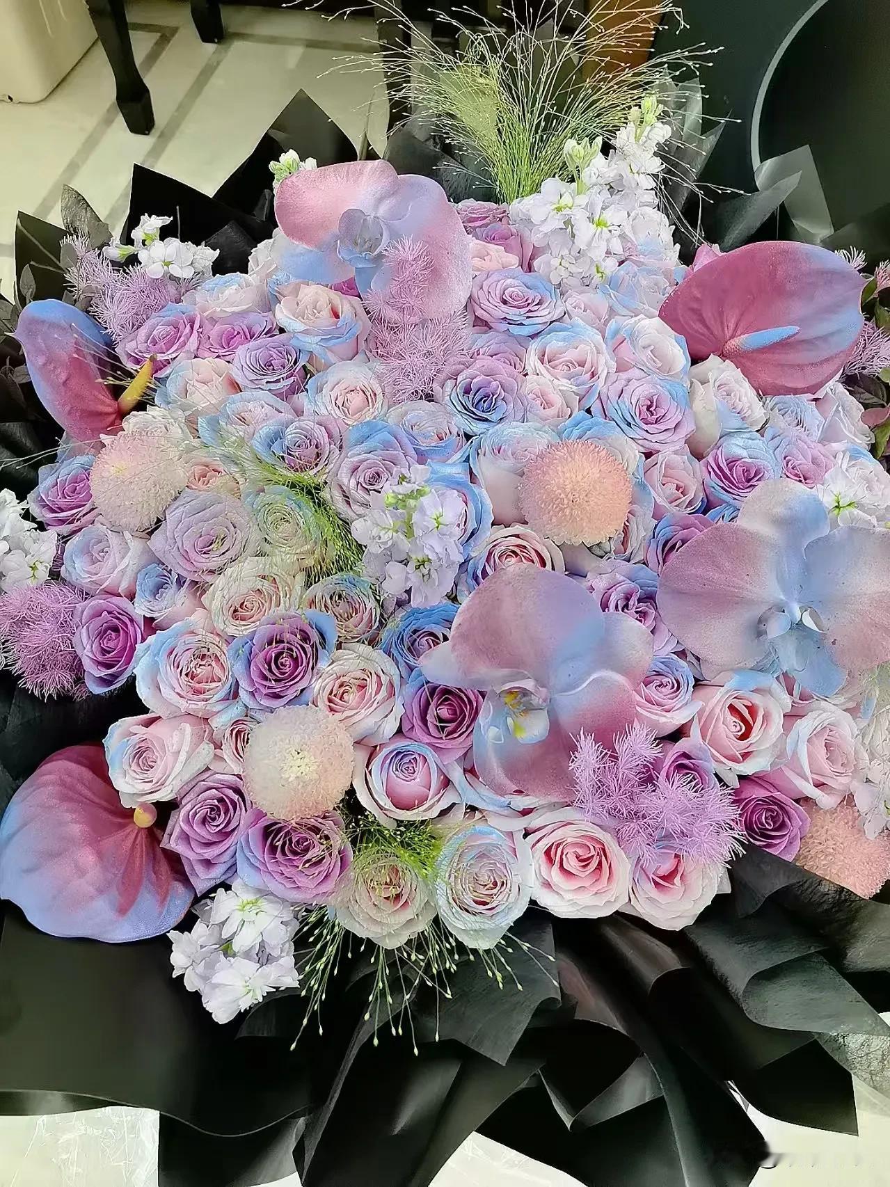 今日份心动来自这99朵玫瑰，是他藏在浪漫里的偏爱呀～
七夕的仪式感不用多复杂，这