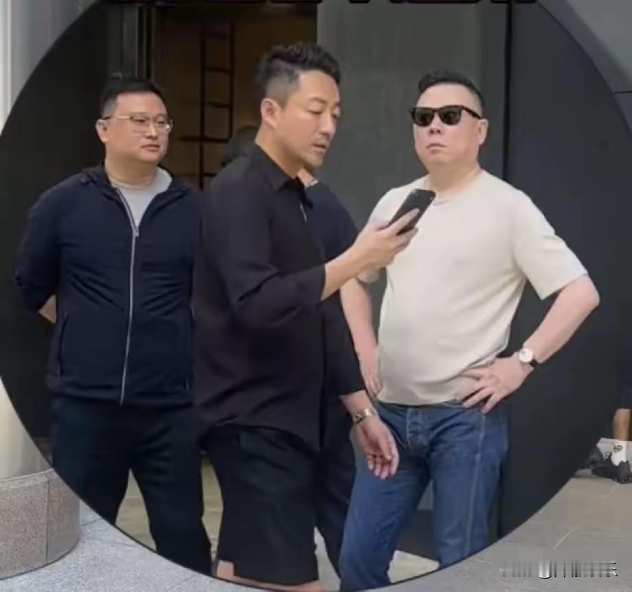 安总这小墨镜一戴真的就像一个保镖啊。