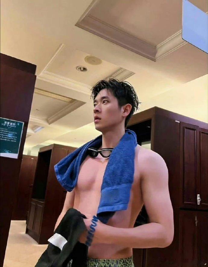 丞磊你穿件衣服吧这身材也太权威了，理想型本型，谁看了不疯狂心动啊！ ​​​