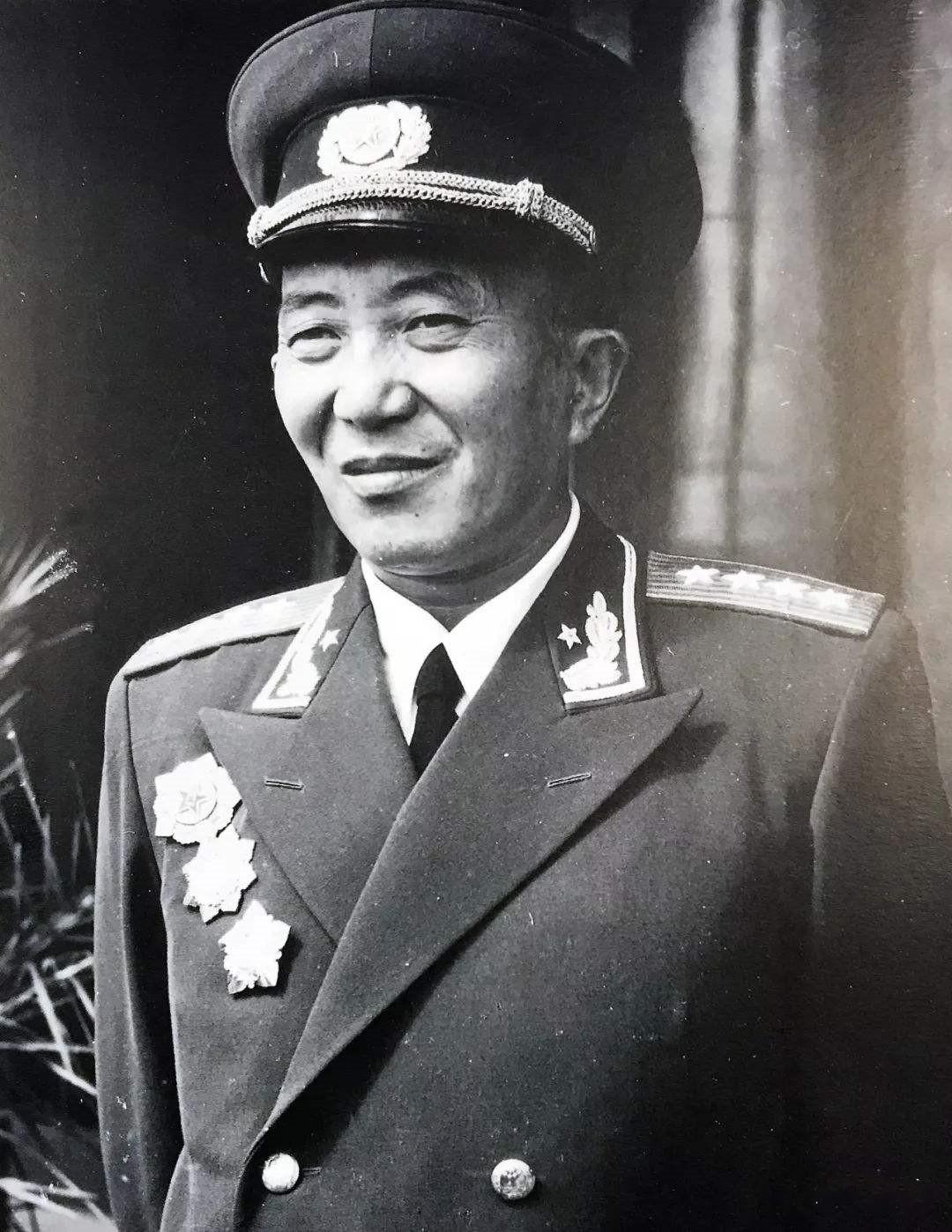 1950年，战士们抓了一名老农，身为公安部长的罗瑞卿十分重视，决定亲自提审。罗瑞