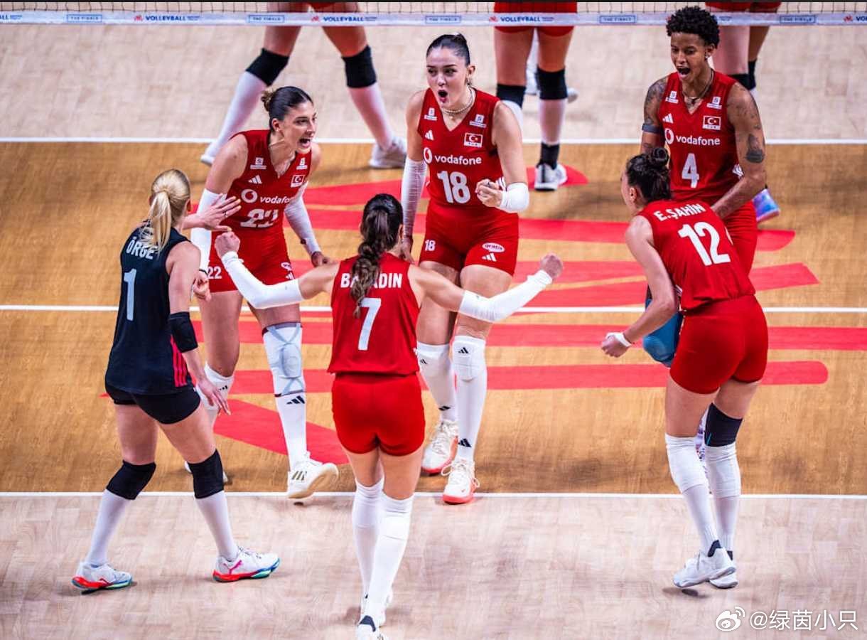中国女排0比3土耳其女排 未能一黑到底！中国女排0-3不敌土耳其无缘决赛，赵勇暂