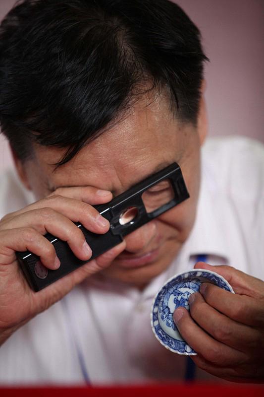之前帮家里长辈跑过三次不同规模的拍卖公司，踩过的坑能列半页纸。
那种一进门就拍胸