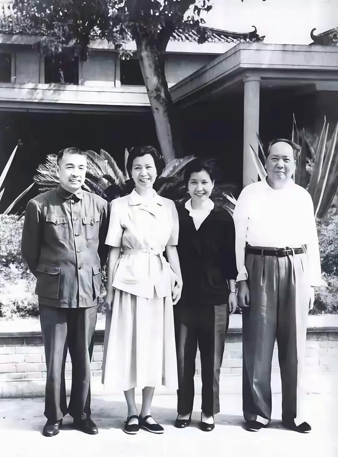 这张照片虽然是黑白照，但是人物面部表情及五官，拍的都非常清晰。

这张黑白照片应