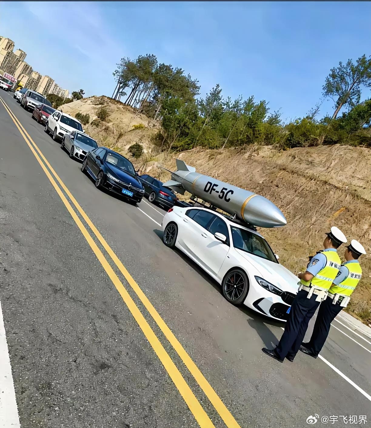 普天之下能拦截”DF-5C”的也只有我们的交警了，也不知道里面装的啥！ ​​​