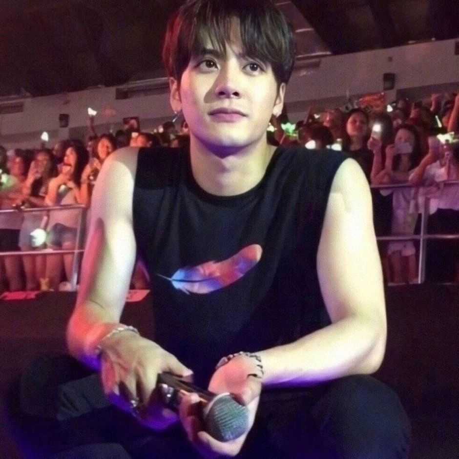 深夜放图，王嘉尔的颜值太狙人啦[彩虹屁]#唐香玉晒与王嘉尔合照# ​​​