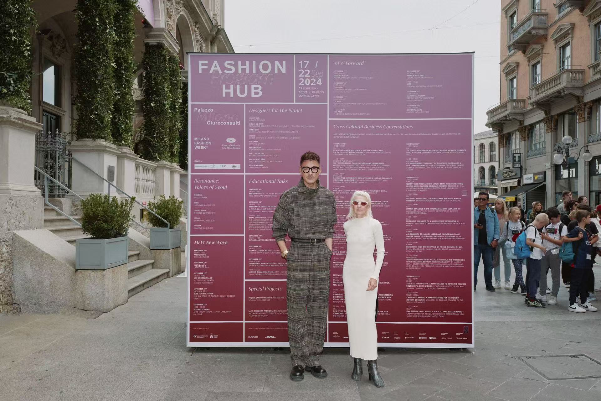 胡兵给阿布扎比上点东方震撼谁懂啊！胡兵在阿布扎比可持续时尚秀的压轴登场太绝了！环