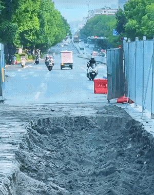 工地违规施工🚧没警示标志围栏，必须停工整改![发怒]