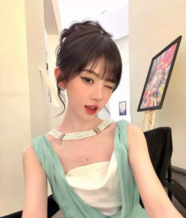 鞠婧祎薄荷绿纱裙刷屏！锁骨窝能装下珍珠项链？
