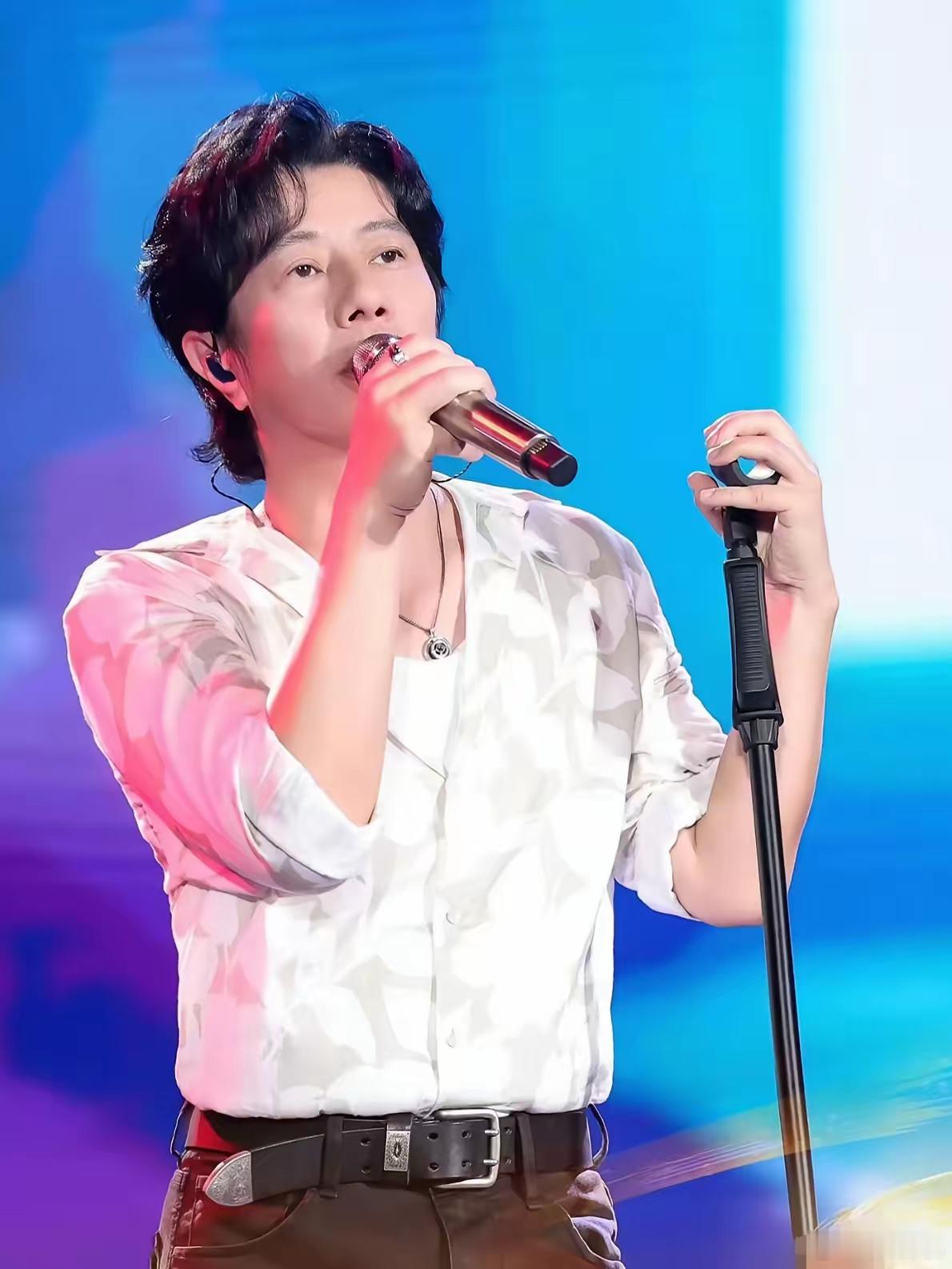 郑钧出名不出名，我不评价，但是我敢确定一件事，就是郑钧真的变了！以前的郑钧性格非