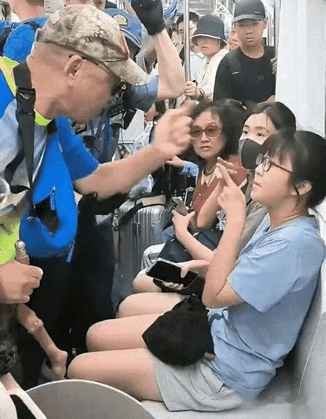 这大爷耍流氓！旁边有座，他不坐！偏要小姑娘让座！真是不可理喻！

它用拐杖扒拉开
