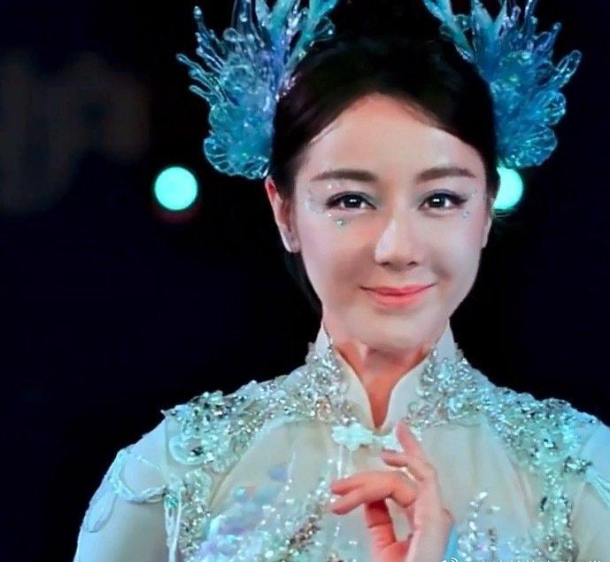 不知道是妆容问题还是热巴吃的太好了，脸变圆了，腰也粗了，直接被身后伴舞小姐姐给比