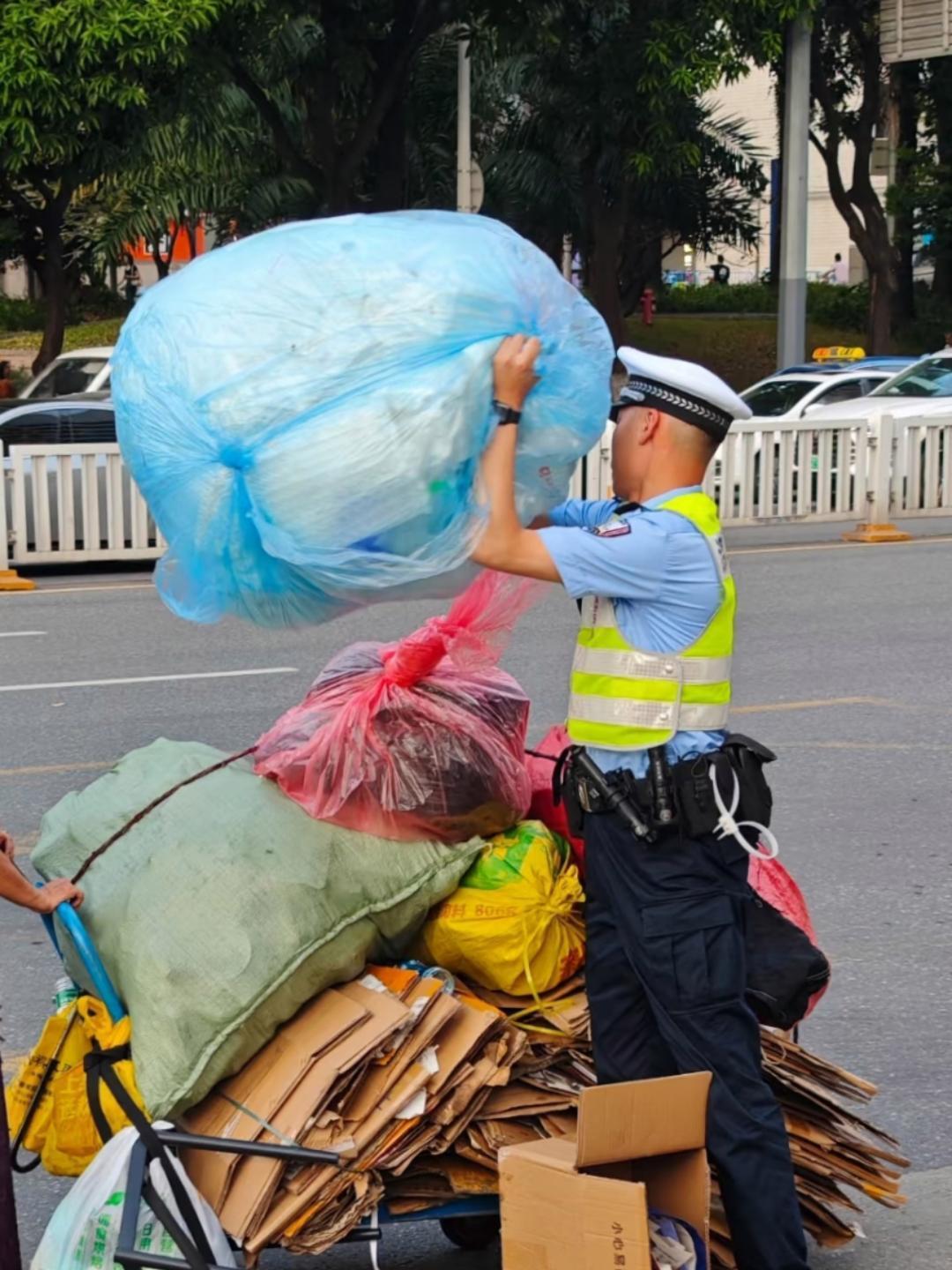这一幕我记了好久!交
警叔叔帮拾荒者装废品，太暖了
多年前偶遇的一个小场面，到现