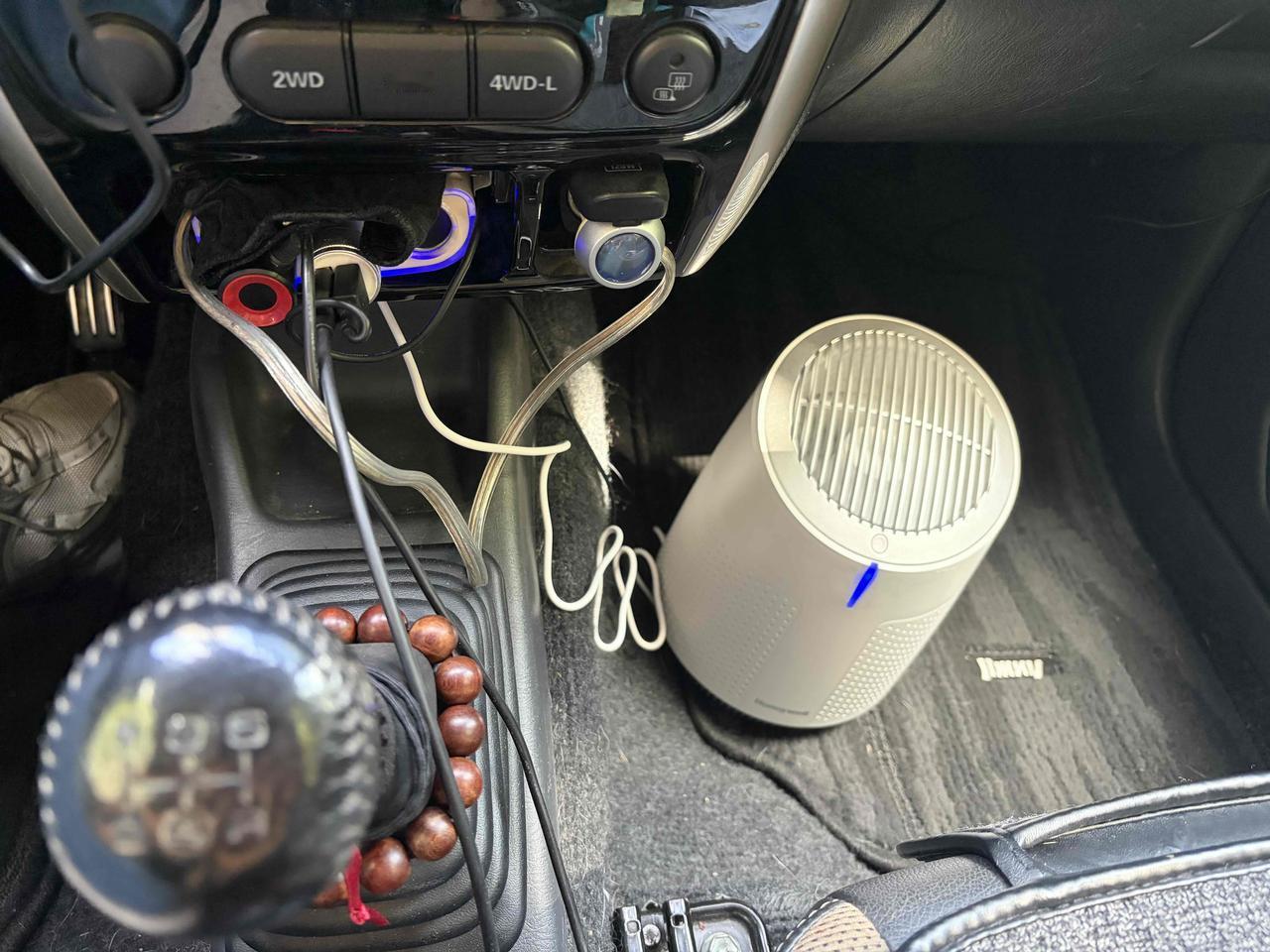 我每天上下班单程要开车65公里，至少一个小时。像现在这么热的天气，即使把空调外循
