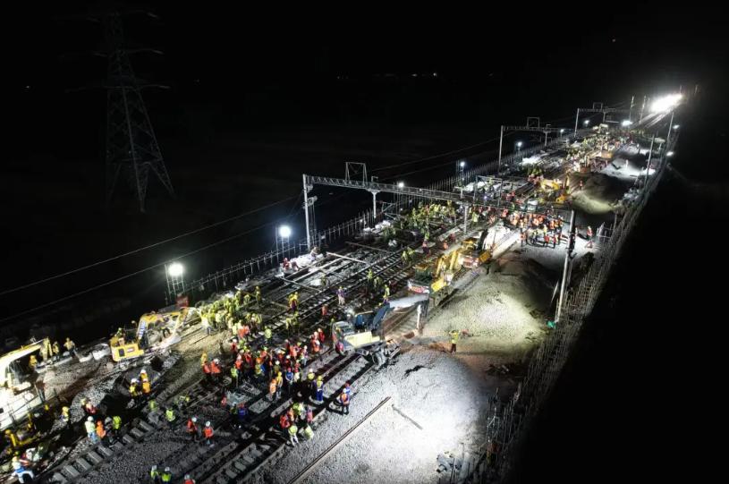 6月12日清晨，经过850名建设者连续9小时的夜间集中作业，衡港高铁第二组42号