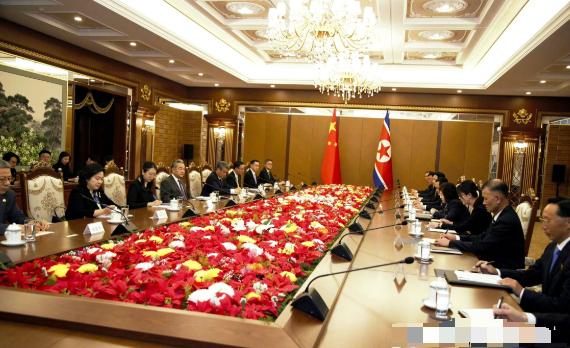 日本彻底被孤立了！王毅刚从平壤谈完回来，朝鲜当众把话钉死，台湾问题无条件支持中国