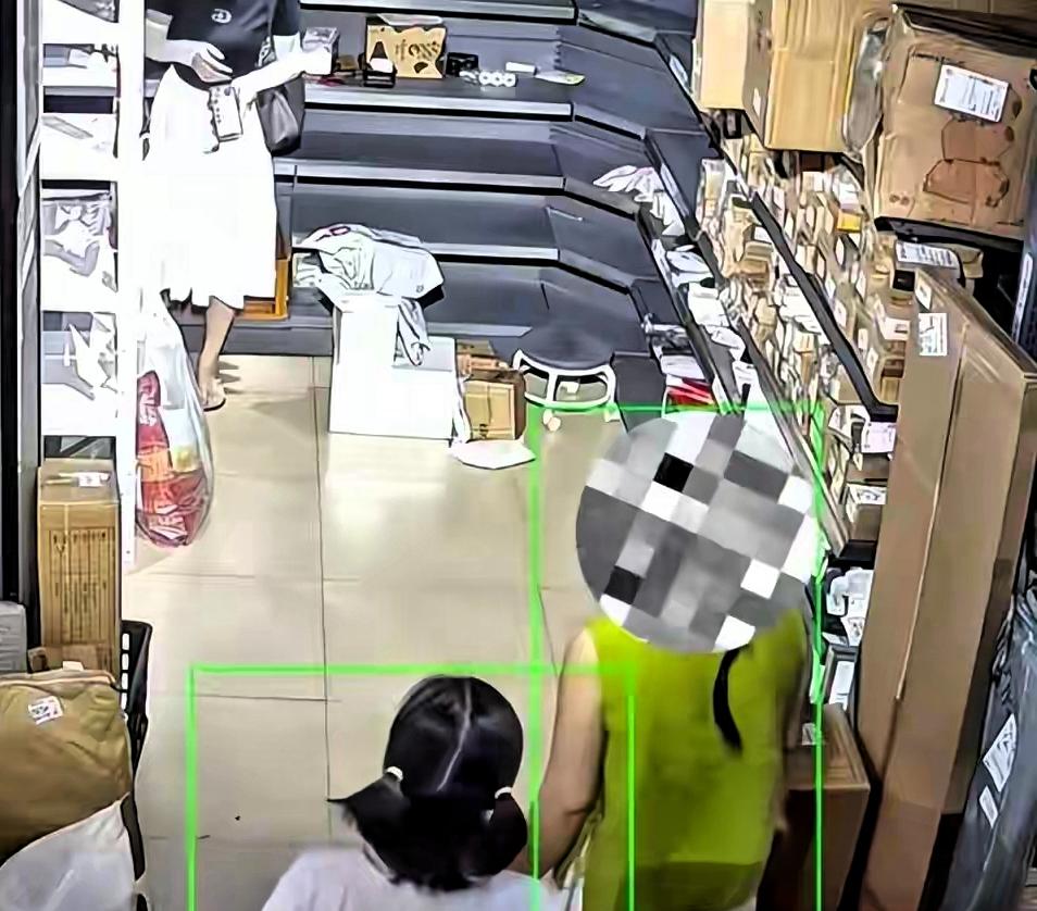 平时下班去小区驿站取快递，谁都有赶时间、心里烦的时候，但再怎么闹心，也不该拿别人