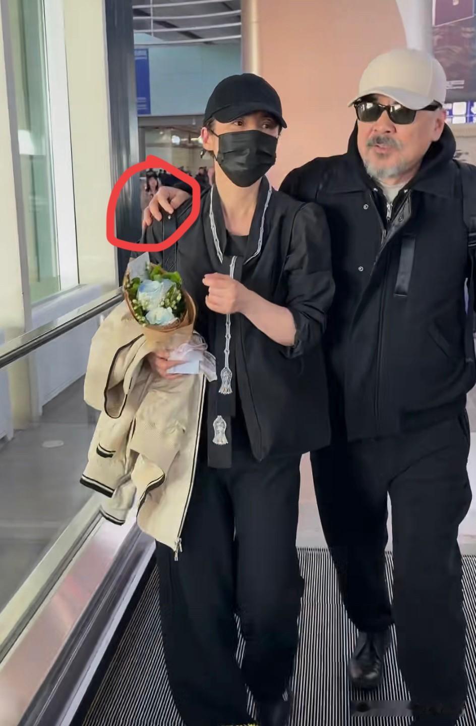 太萌了！像老大爷送孙女上学？陈建斌胡子花白手搭蒋勤勤肩膀，在机场遭人围堵！

瞧