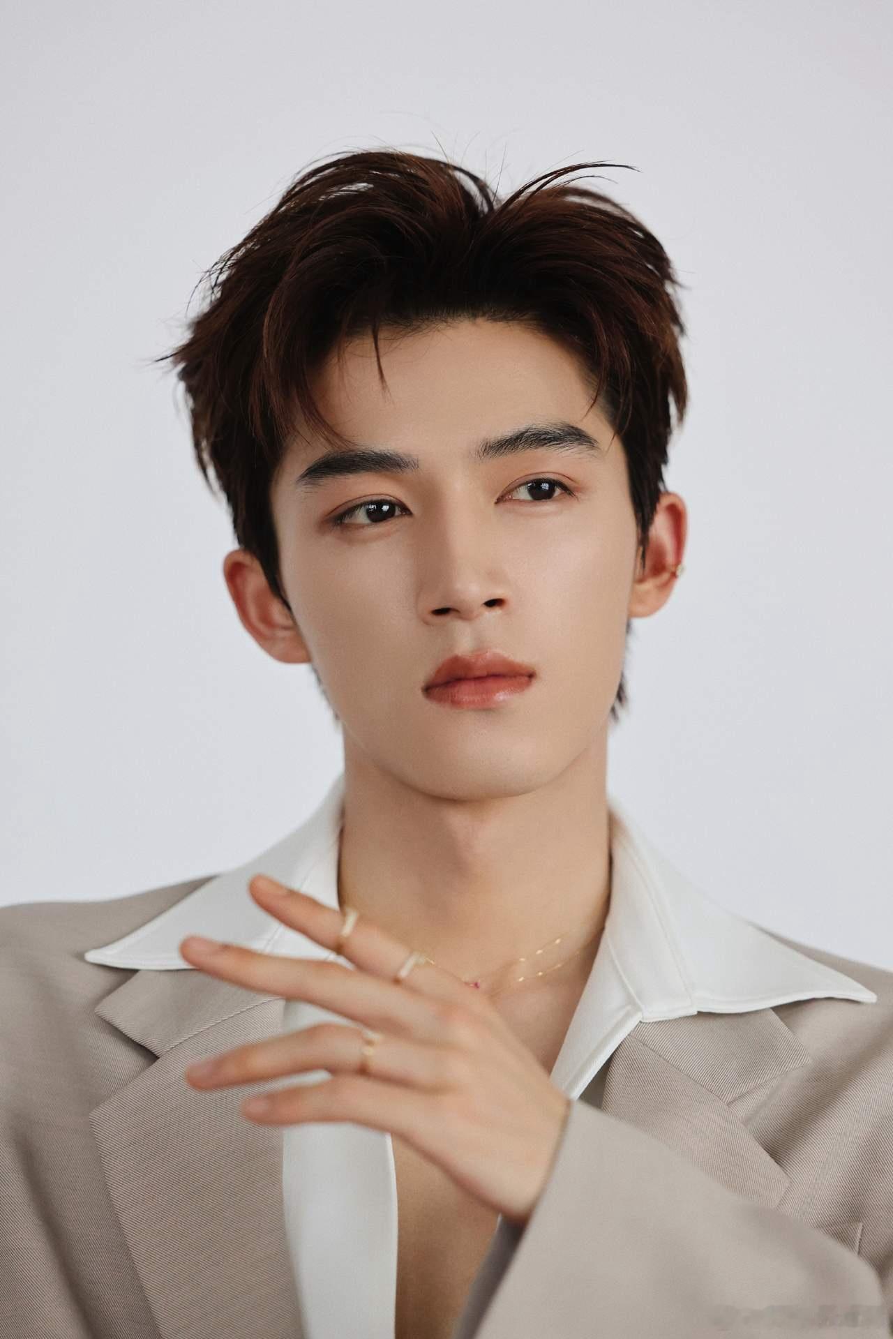 吃瓜🍉🍉1.白鹿首次登上《红秀GRAZIA》九月刊🔗解锁 Zuhair M