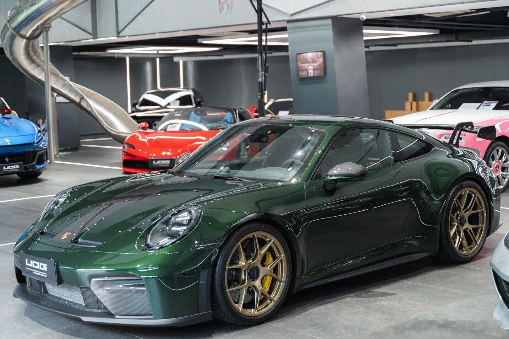 最近满仓了，GT3 欧陆 魅影 G500 罗马 小牛 停满展厅[揣手][揣手][