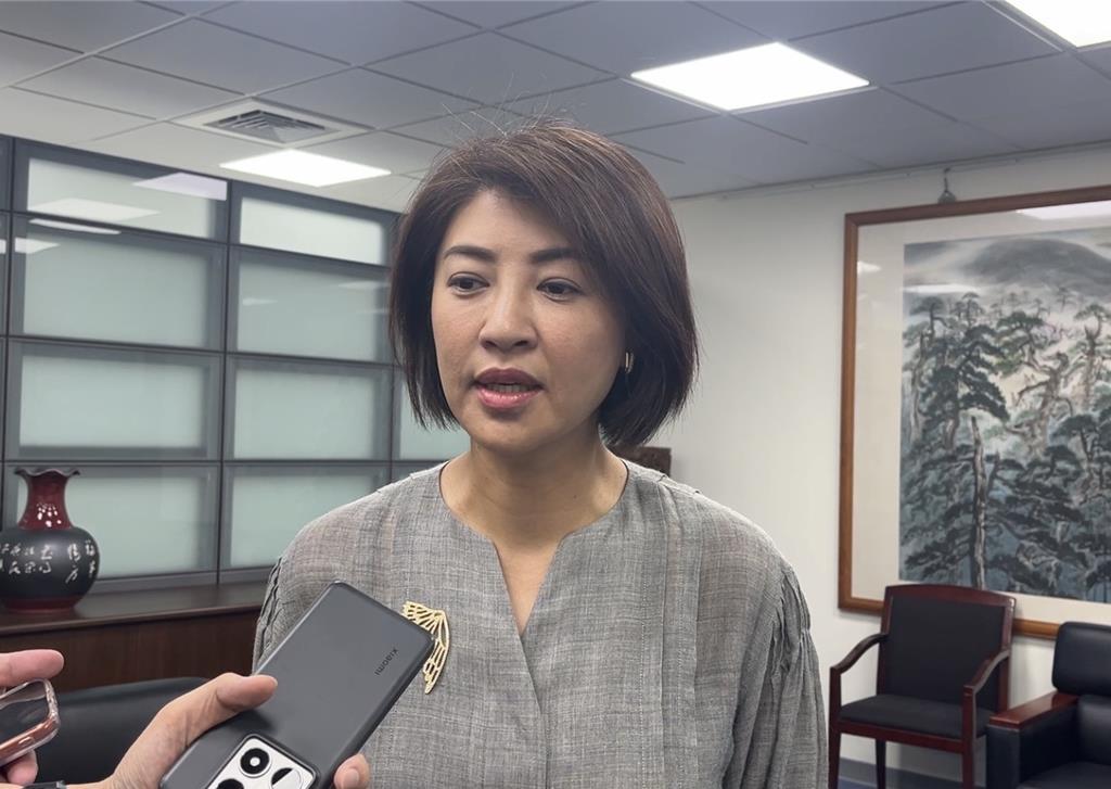 台东县长饶庆铃日前以录影方式在"海峡论坛"亮相，推广凤梨释迦，遭陆委会指其违反相