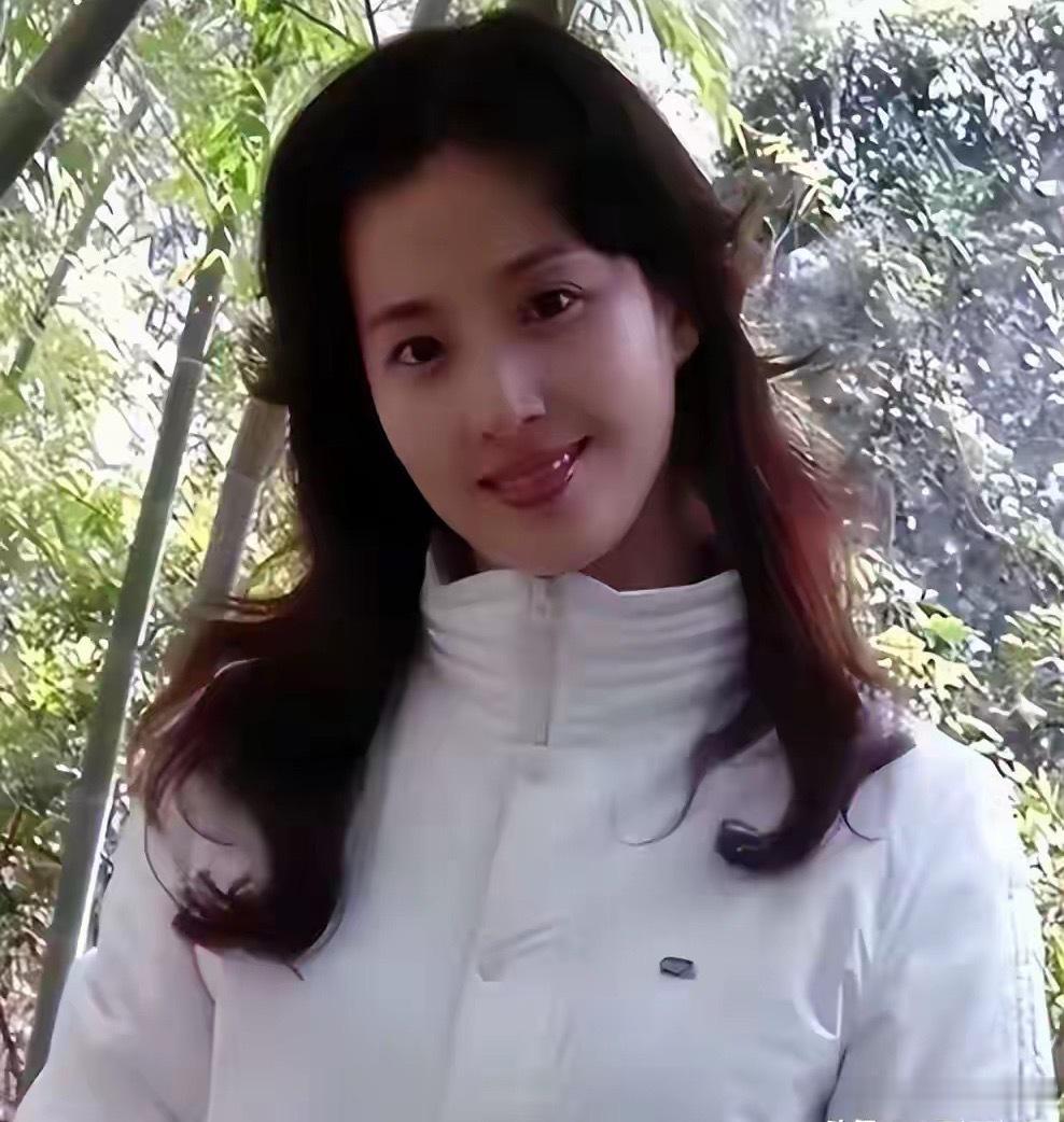 难怪刘亦菲这么出众！她妈妈刘晓莉更好看，年轻时比女儿还惊艳 ​​​