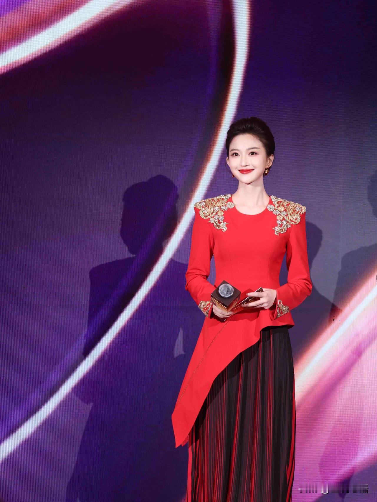 春晚黑马刘心悦！
39岁的她凭啥站上主舞台？
今年春晚主持阵容一官宣，
我直接被