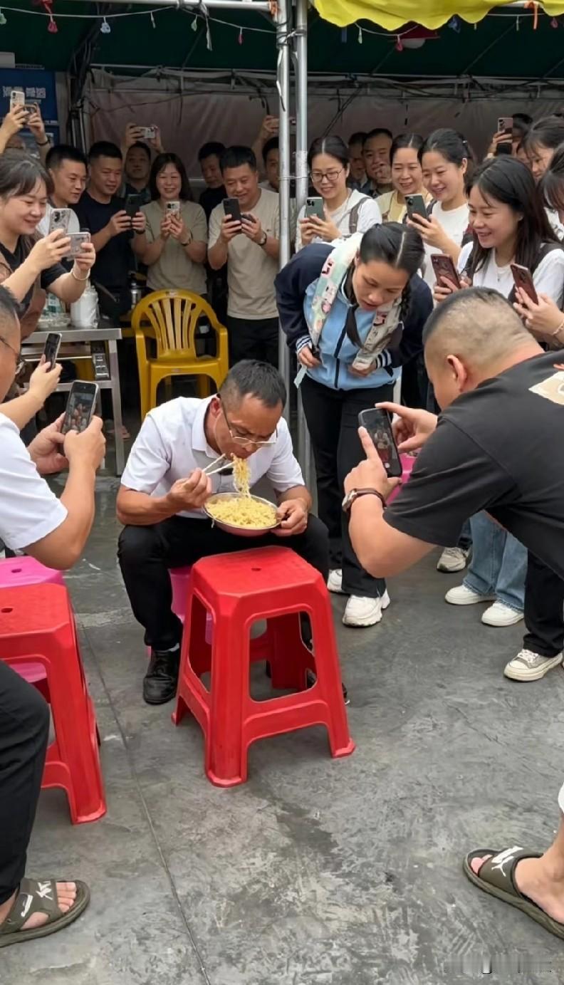 这种现象像病毒一样在各地蔓延。
得下猛药，得根治。