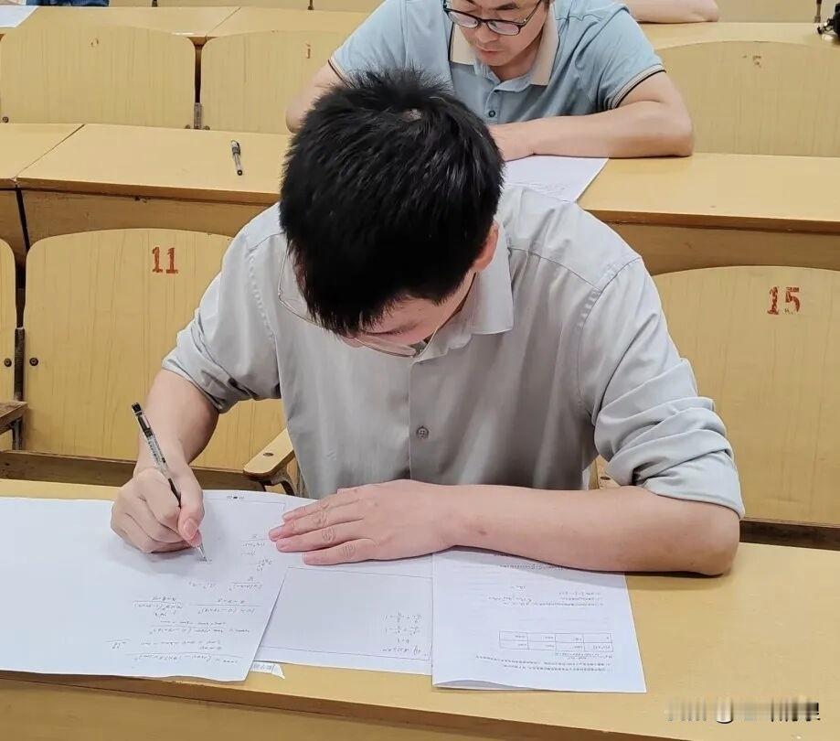 网友们，我想请问您一个问题，如果你最亲近的家人或亲友在美国居住和生活，你对美国会