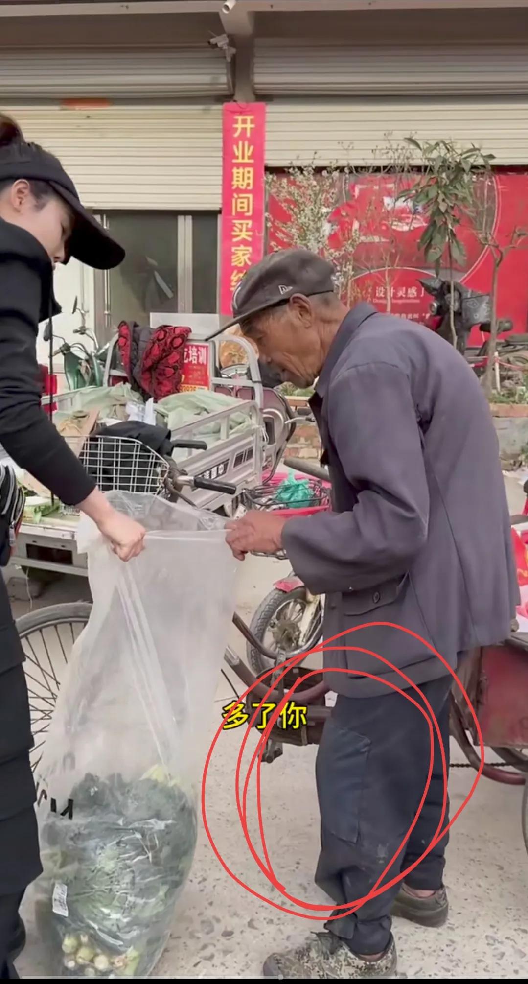 都这个年代了，怎么还有穿打补丁的衣服？社会应该关注这些困难的老人。