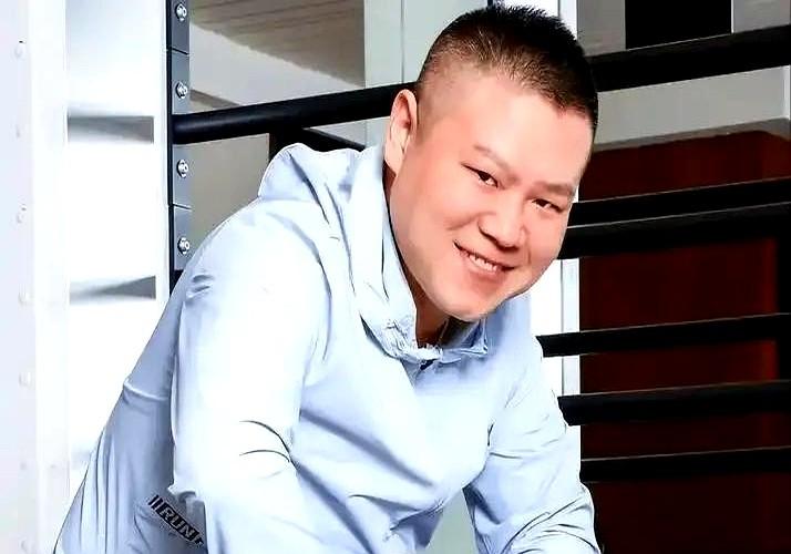 “那个差点被劝退的扫地小工，昨晚在万人场馆里开演唱会，座无虚席。”

台下有观众